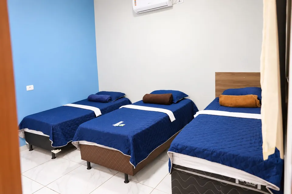Apartamento triplo, com três camas de solteiro