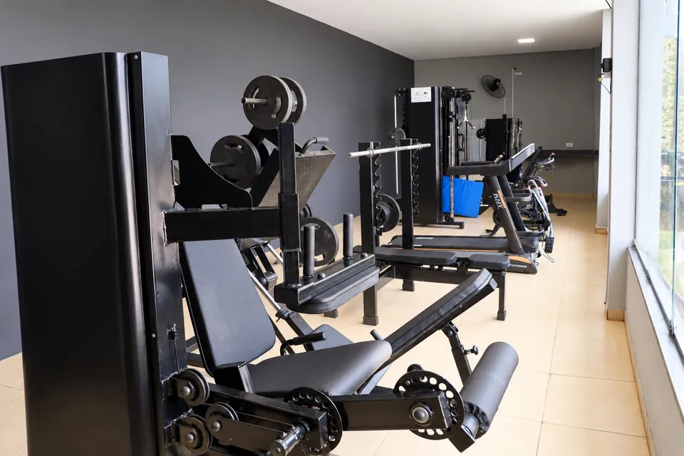 Academia com aparelhos de musculação
